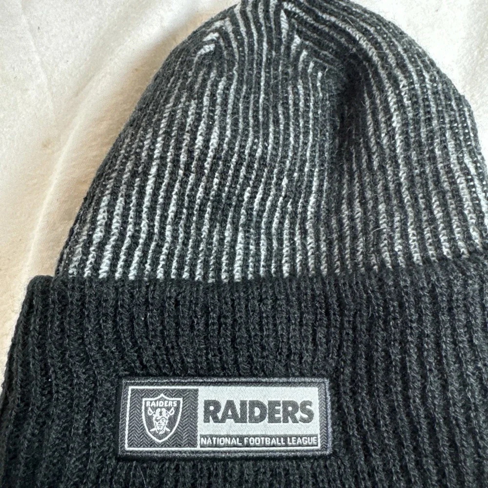 New Era Las‎ Vegas Raiders Knit Cuffed Beanie Winter Hat Cap Black Silver NFL
